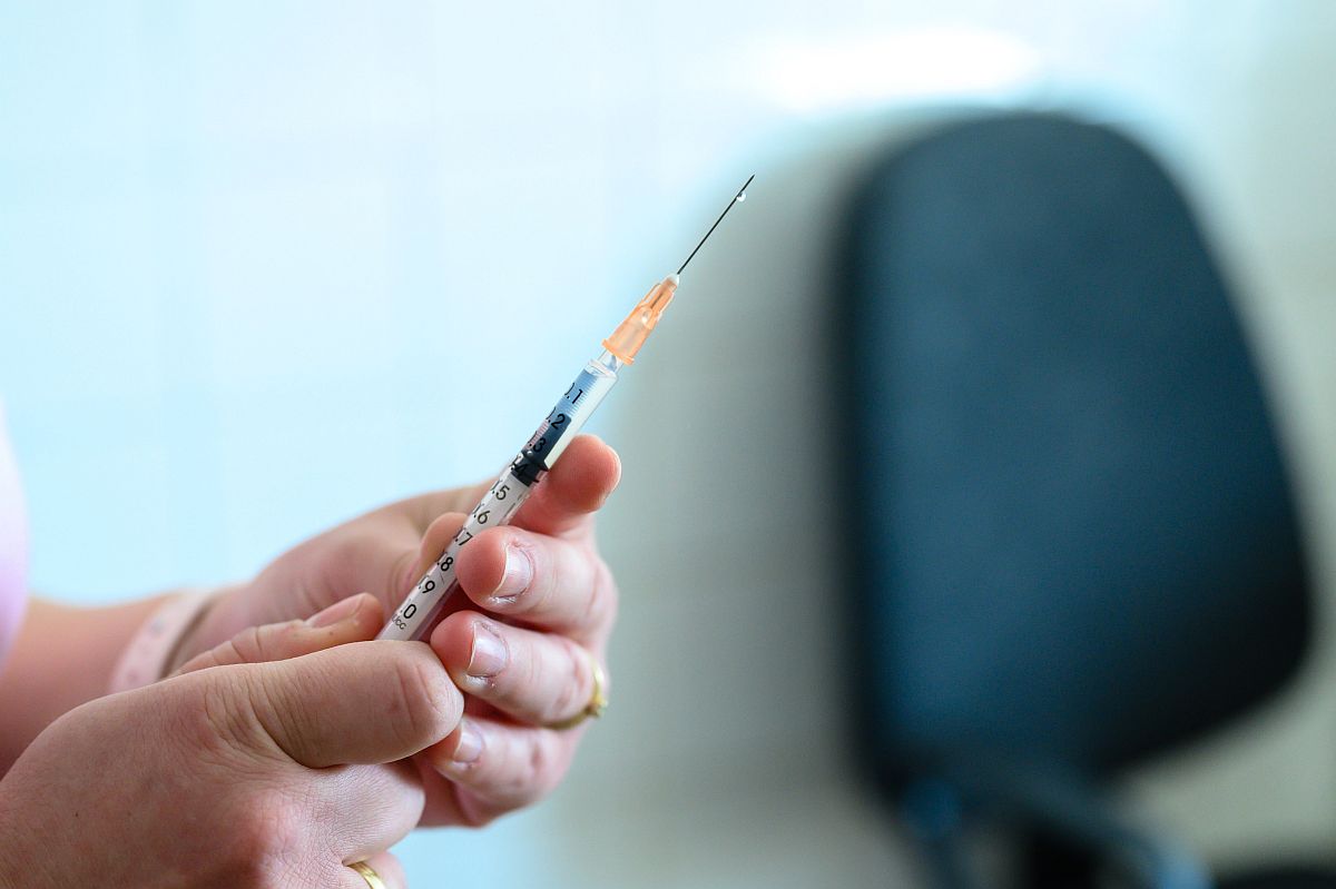 Május végéig a hétvégi napokon is oltanak a háziorvosok